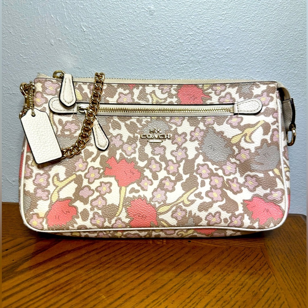 Coach Nolita Wristlet 24 In Yankee Floral
Print Coated Canvas